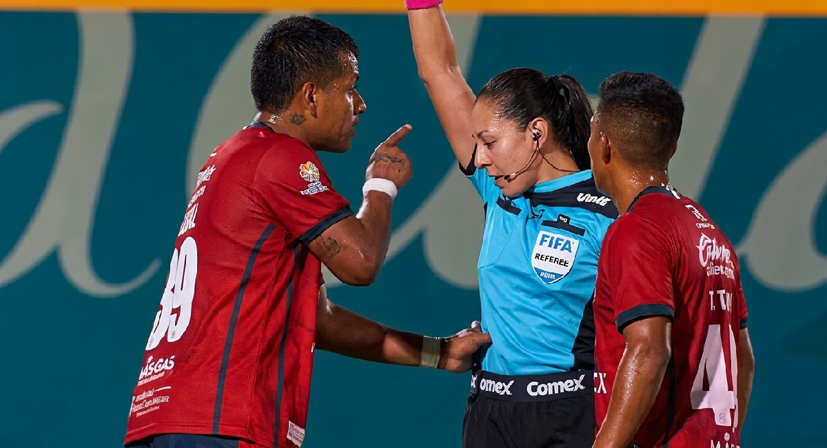 Julio Cruz, jugador del Tepatitlán FC, empujó a la árbitra Lizzet García durante un partido de la Liga Expansión