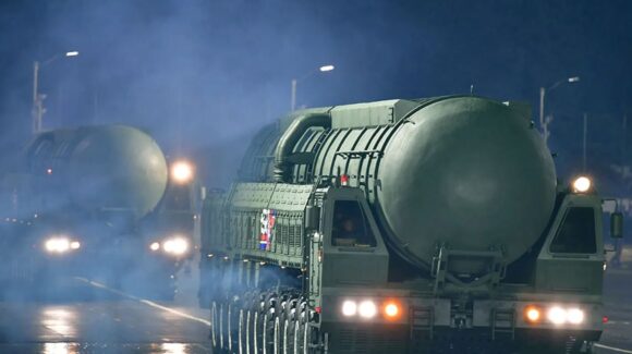 Kim Jong Un exhibe el misil Hwasong-20 con alcance potencial hacia Estados Unidos