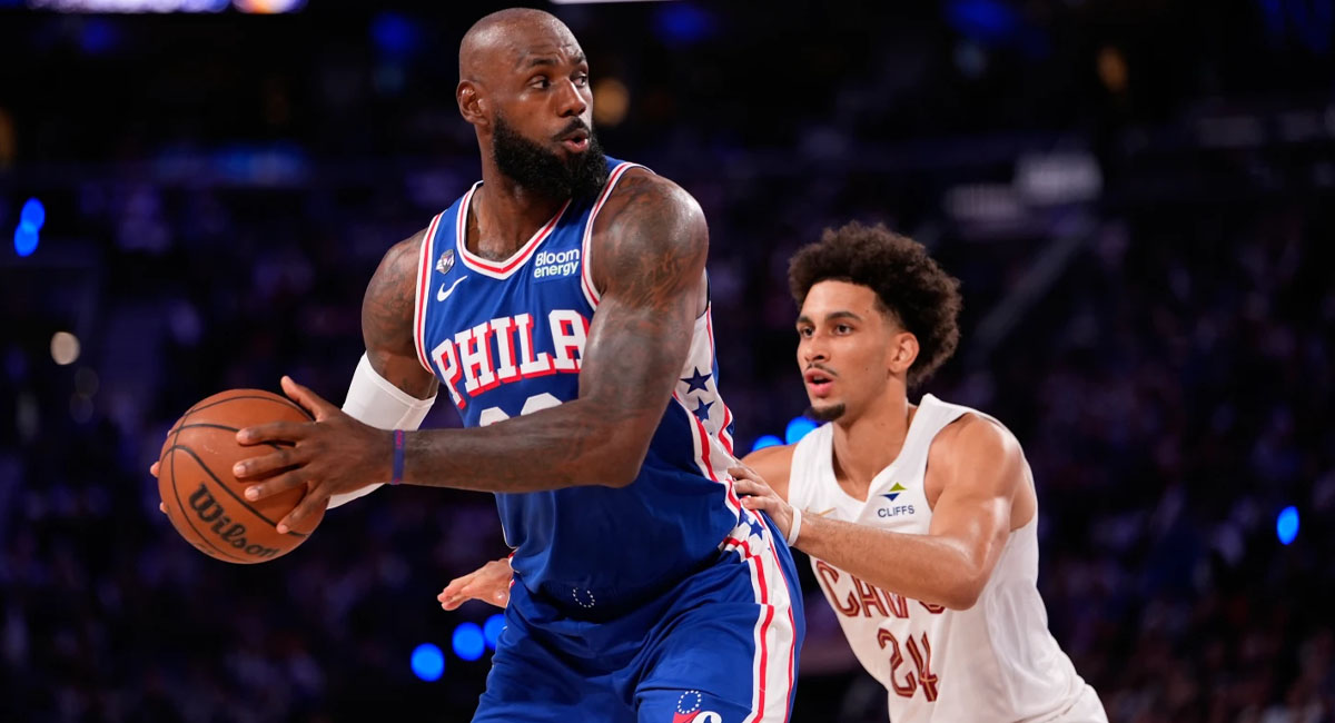 LeBron aportó un doble-doble para la remontada de su equipo