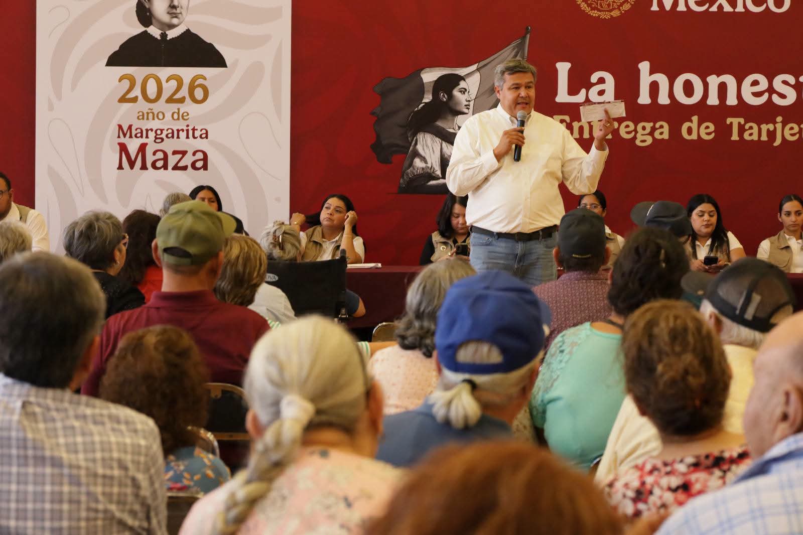 La Secretaría del Bienestar y Octavio Almada Palafox entregan mil 800 tarjetas de la pensión para adultos mayores en Hermosillo