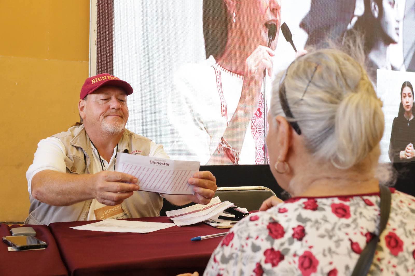 La Secretaría del Bienestar y Octavio Almada Palafox entregan mil 800 tarjetas de la pensión para adultos mayores en Hermosillo