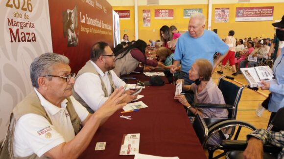 La Secretaría del Bienestar y Octavio Almada Palafox entregan mil 800 tarjetas de la pensión para adultos mayores en Hermosillo