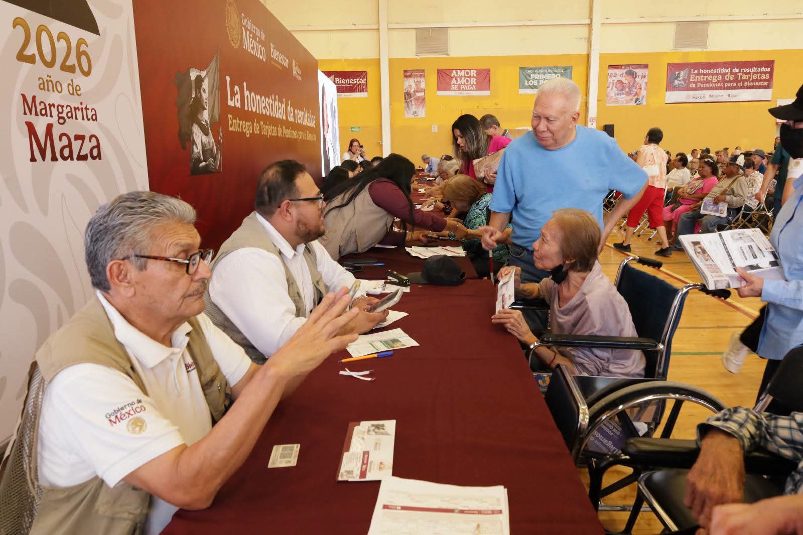 La Secretaría del Bienestar y Octavio Almada Palafox entregan mil 800 tarjetas de la pensión para adultos mayores en Hermosillo