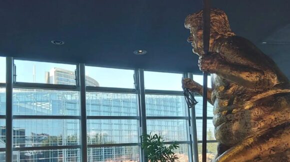 La provocativa obra de arte que muestra a Trump desnudo y sobre otro hombre en el Parlamento Europeo