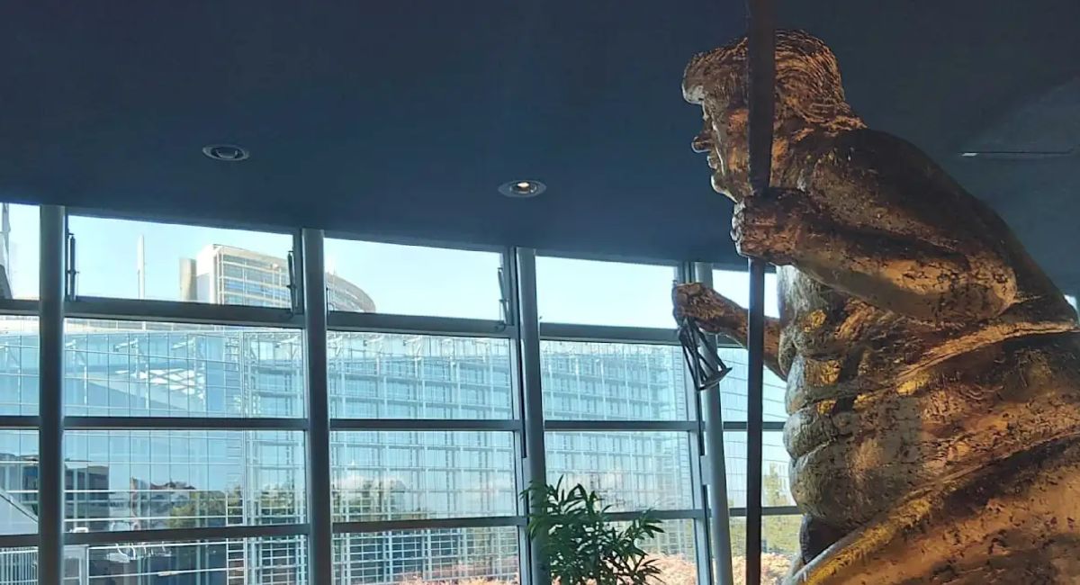 La provocativa obra de arte que muestra a Trump desnudo y sobre otro hombre en el Parlamento Europeo
