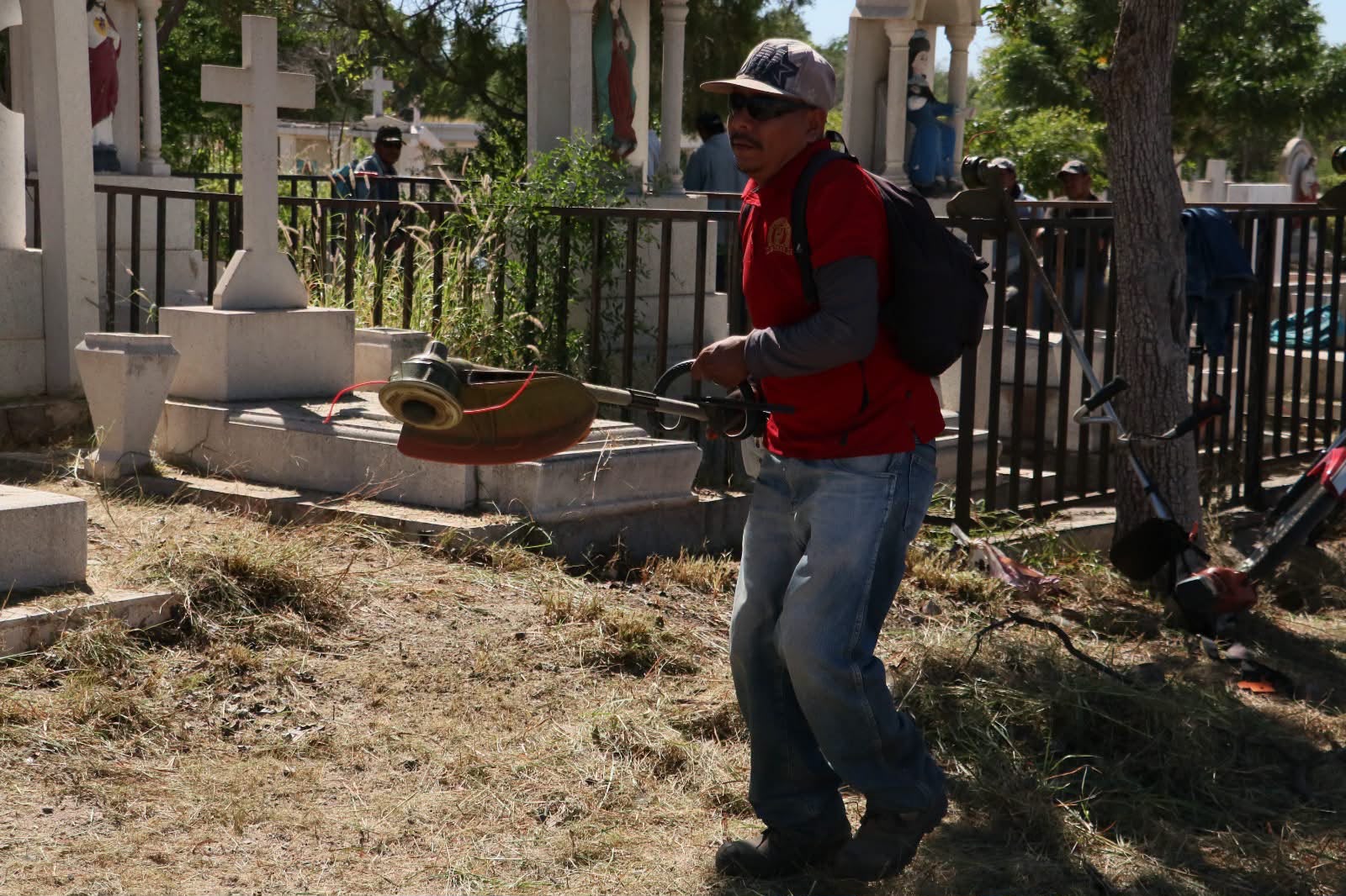 Limpieza de panteones en Navojoa avanza al 70% para Día de Muertos