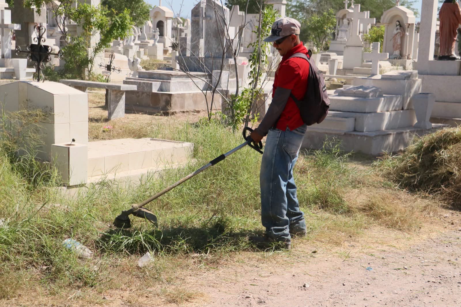Limpieza de panteones en Navojoa avanza al 70% para Día de Muertos