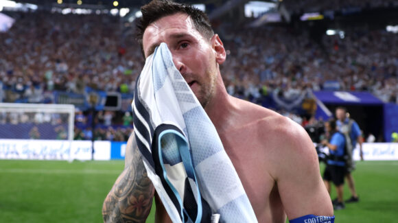 Messi recibe emotivos mensajes de Neymar, Di María y Dibu Martínez antes de su despedida con Argentina