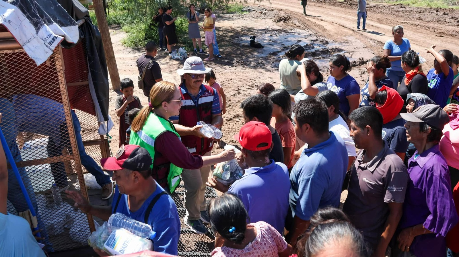 Llevan apoyos vía aérea a familias rurales de Guaymas afectadas por ‘Polo’