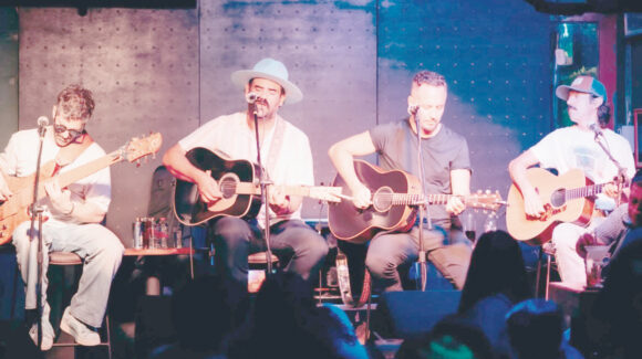 Los Claxons llevan todo su romanticismo a Sonora con su gira ‘Cantando + Contando’