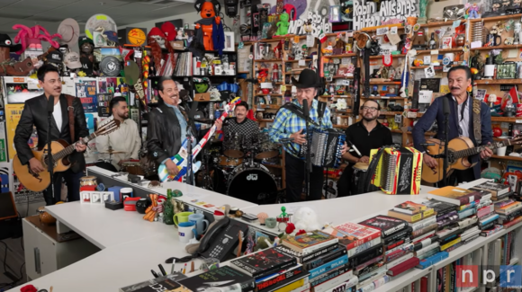 Los Tigres del Norte llevan la causa migrante a su Tiny Desk Concert de NPR