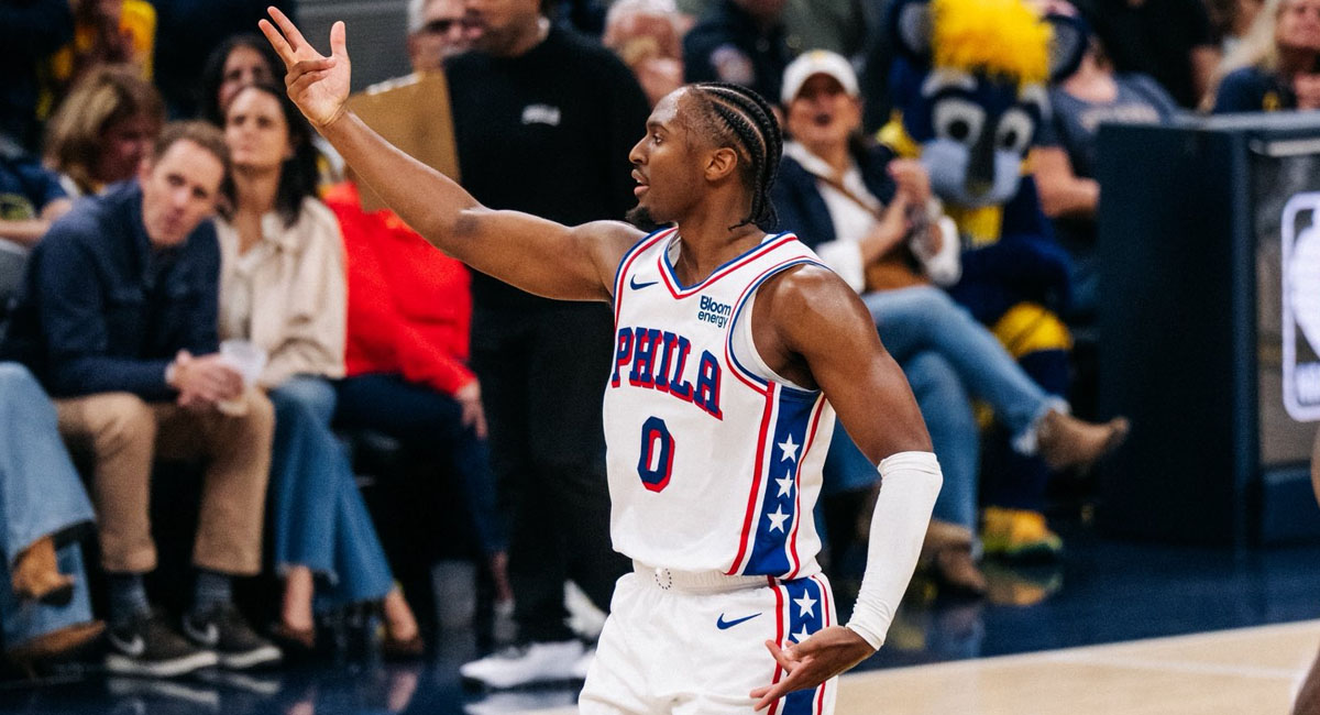 Maxey festeja después de encestar par de puntos ante Indiana