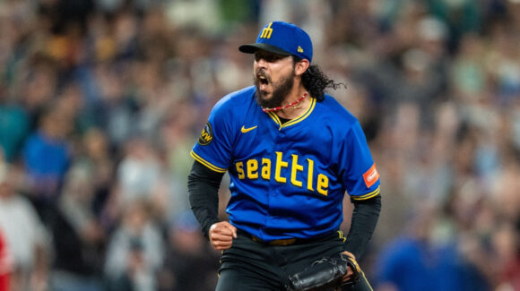 Mariners ejercen la opción por el cerrador mexicano Andrés Muñoz para la campaña 2027 de MLB