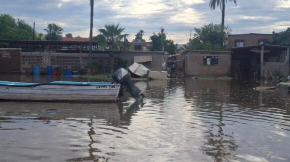 Marea alta histórica inunda el centro de Guaymas y afecta Empalme