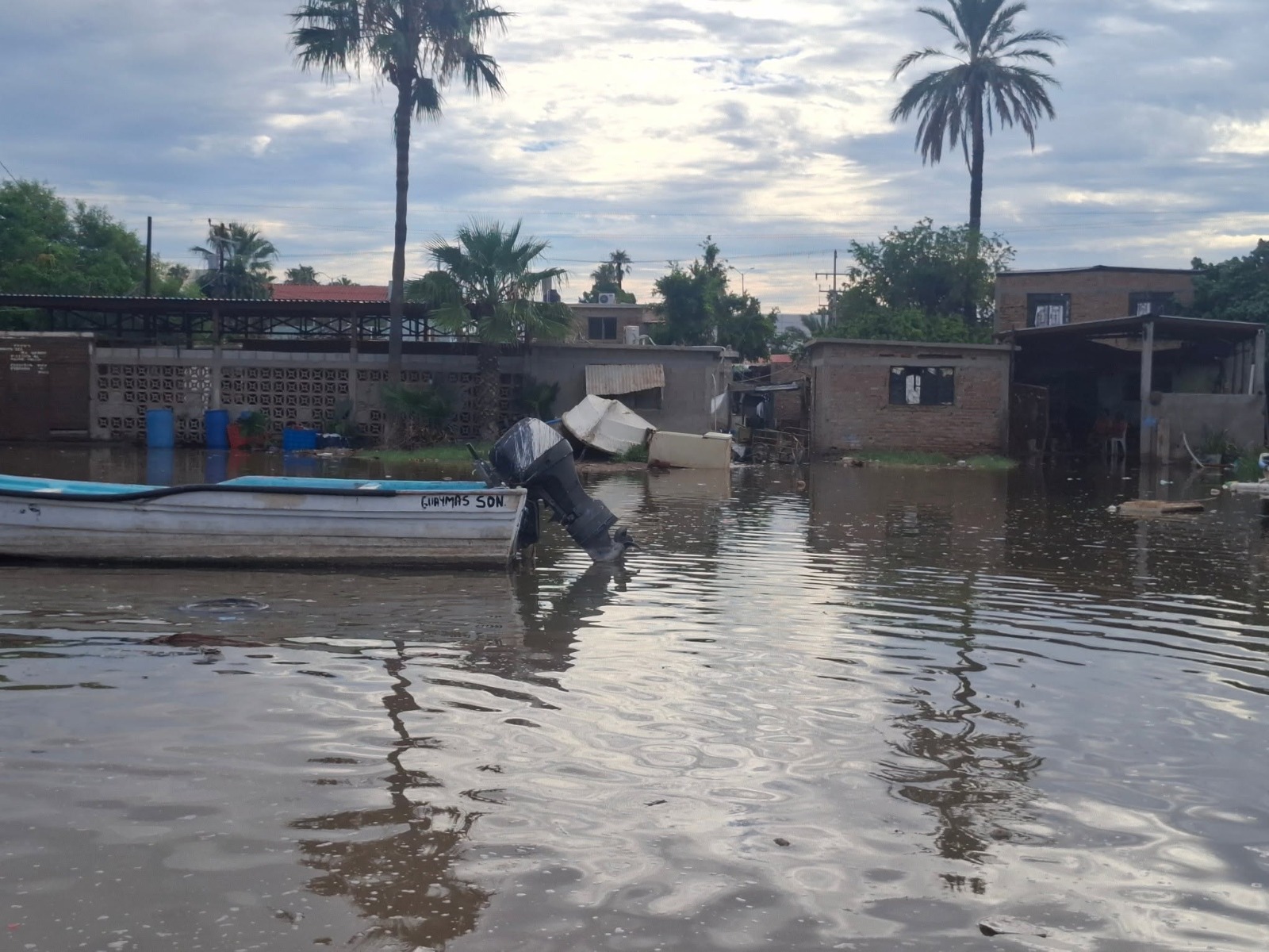 Marea alta histórica inunda el centro de Guaymas y afecta Empalme