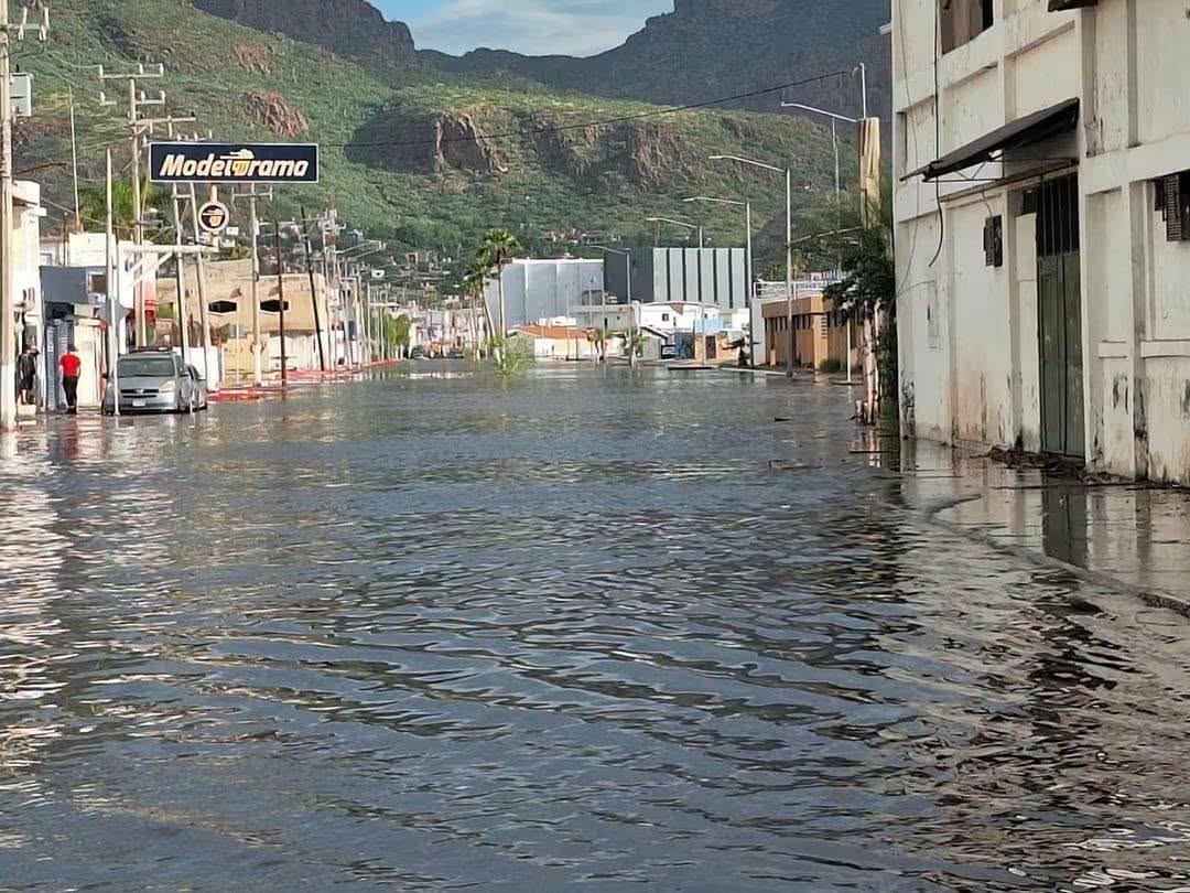 Marea alta histórica inunda el centro de Guaymas y afecta Empalme