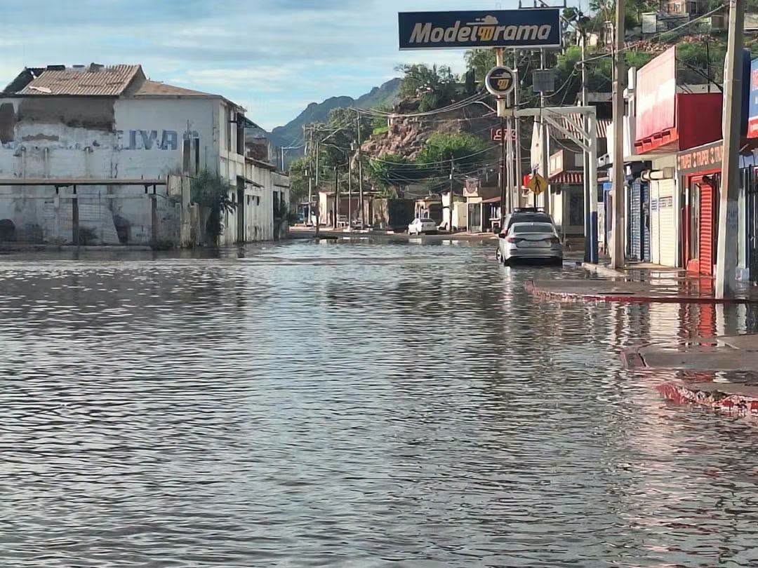 Marea alta histórica inunda el centro de Guaymas y afecta Empalme