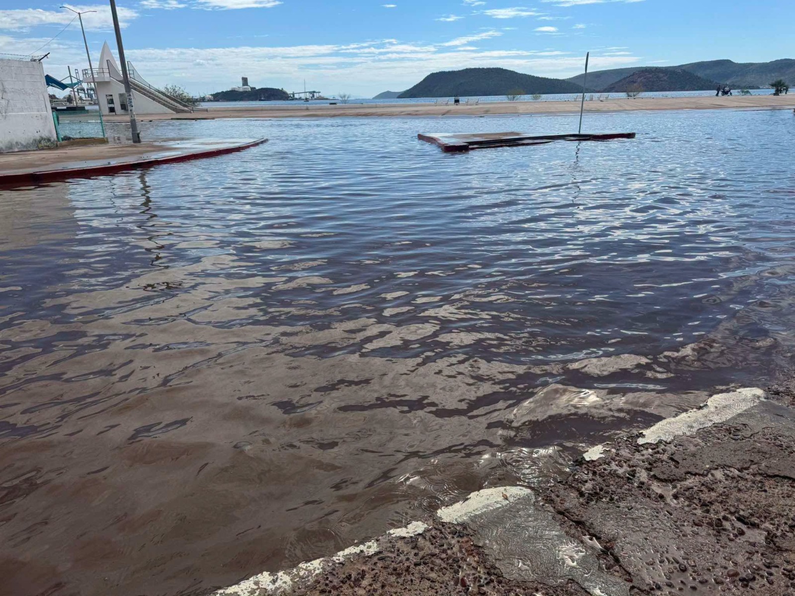 Marea alta histórica inunda el centro de Guaymas y afecta Empalme