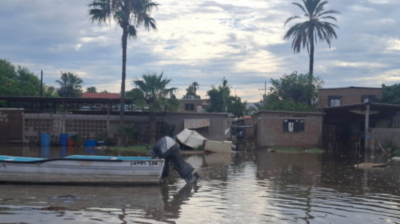 Mareas altas ponen en alerta a Guaymas; Protección Civil vigila playa del Cochórit