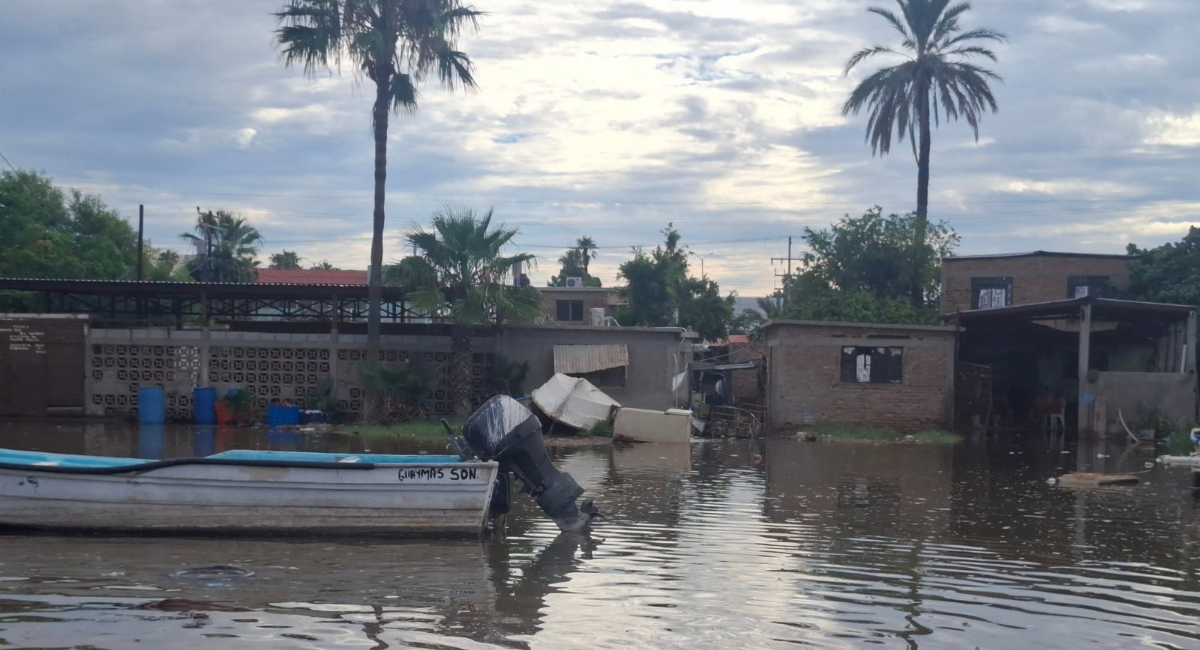 Mareas altas ponen en alerta a Guaymas; Protección Civil vigila playa del Cochórit