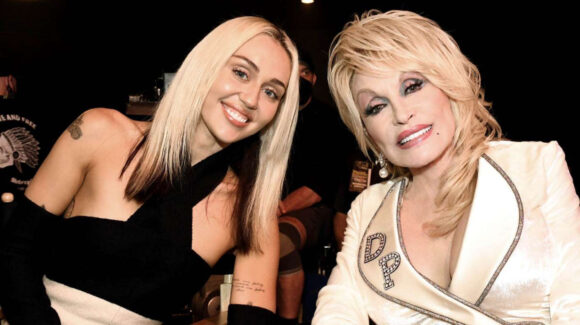 Miley Cyrus rompe en llanto en pleno concierto al rendirle homenaje a Dolly Parton: “La echo de menos”