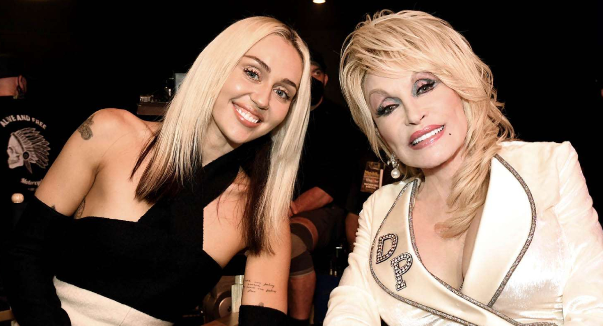 Miley Cyrus rompe en llanto en pleno concierto al rendirle homenaje a Dolly Parton