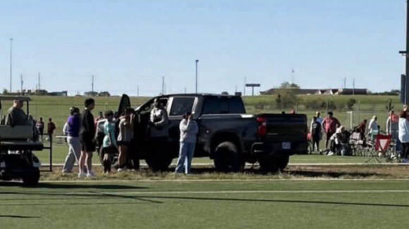 Mujer se mete a campo de futbol en Kansas y atropella a los presentes; un niño y un adulto murieron