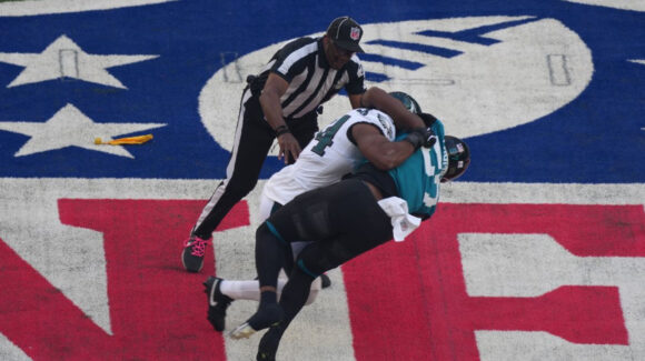 VIDEO: NFL expulsa a Jeremiah Trotter Jr. y Bryan Thomas Jr. tras pelea a golpes en partido Eagles vs Jaguars