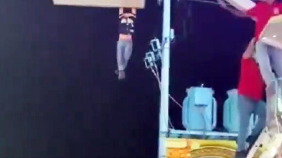 VIDEO: Niño queda suspendido en la Rueda de la Fortuna de la Feria de Torreón; así fue su rescate