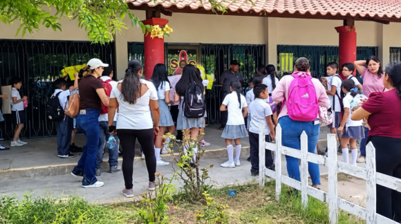 Niños se manifiestan en oficinas de la SEC para exigir su regreso a clases en Navojoa