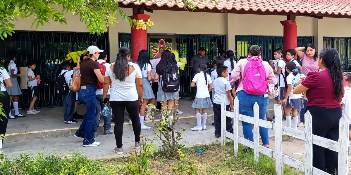Niños se manifiestan en oficinas de la SEC para exigir su regreso a clases en Navojoa