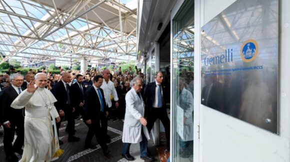 Papa León XIV ingresa al Hospital Gemelli de Roma HOY para cirugía pulmonar; esto se sabe de su salud