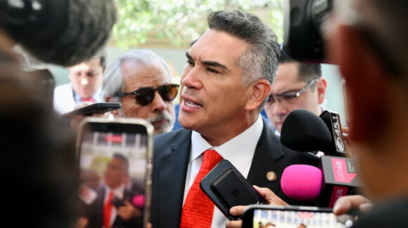 PRI busca alianza con el PAN rumbo a elecciones de 2027; proyecta ganarle a Morena en 11 entidades