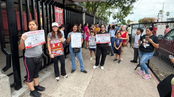 Padres toman primaria Luis Encinas por daños; alumnos tendrán clases virtuales
