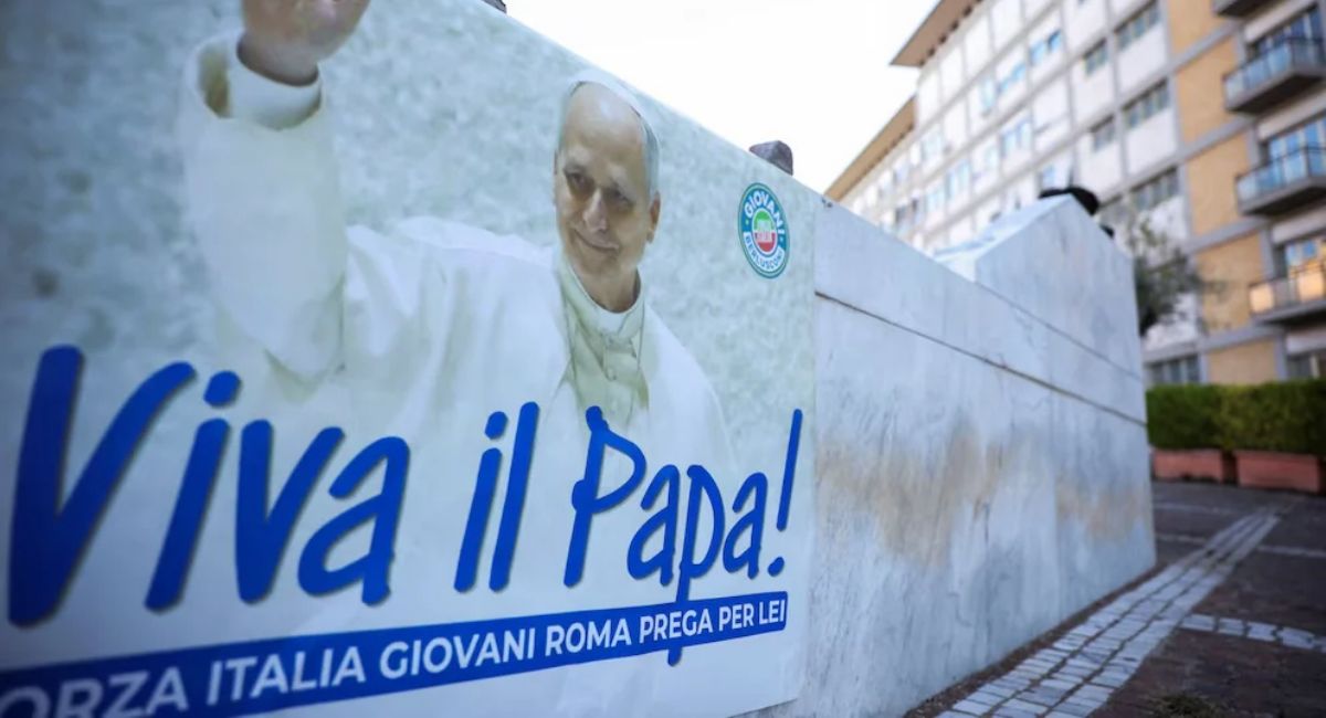 Papa León XIV presenta evolución favorable tras cirugía pulmonar