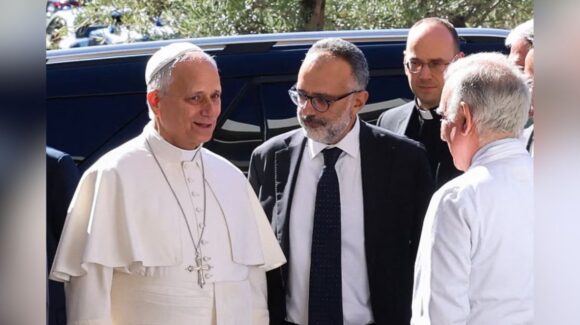 Papa León XIV celebra misa en el hospital Gemelli de Roma tras cirugía por cáncer de pulmón