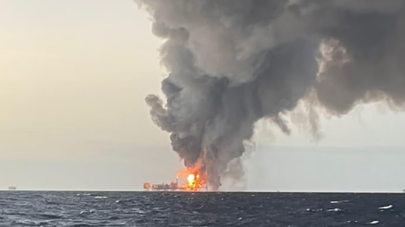 Pemex reporta incendio en plataforma no tripulada en Campeche; activa protocolos de seguridad