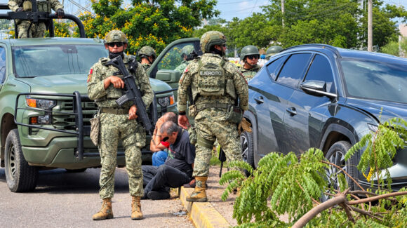 Persecución y balacera en Culiacán termina con camioneta estrellada, dos detenidos y dos rescatados