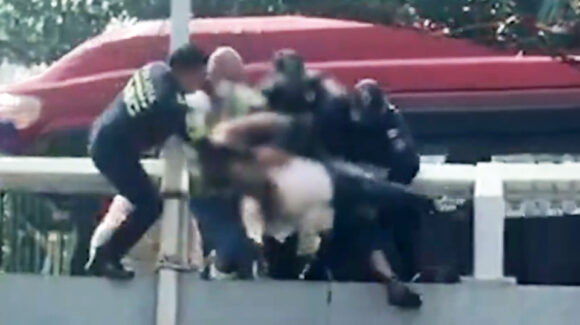 VIDEO: Policías de la CDMX evitan que hombre se arroje desde glorieta tras prenderse fuego