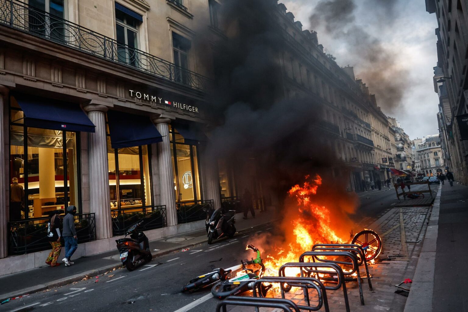 Francia enfrenta disturbios y saqueos durante protestas por el costo de vida