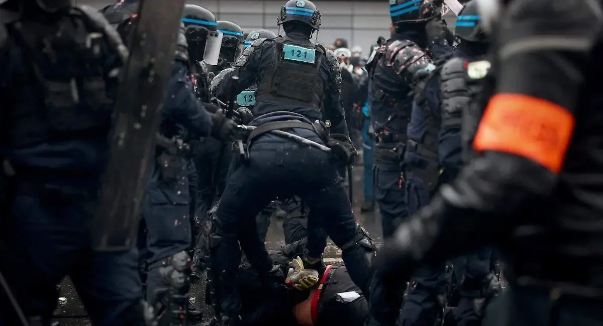 Francia detiene a casi mil personas durante protestas masivas