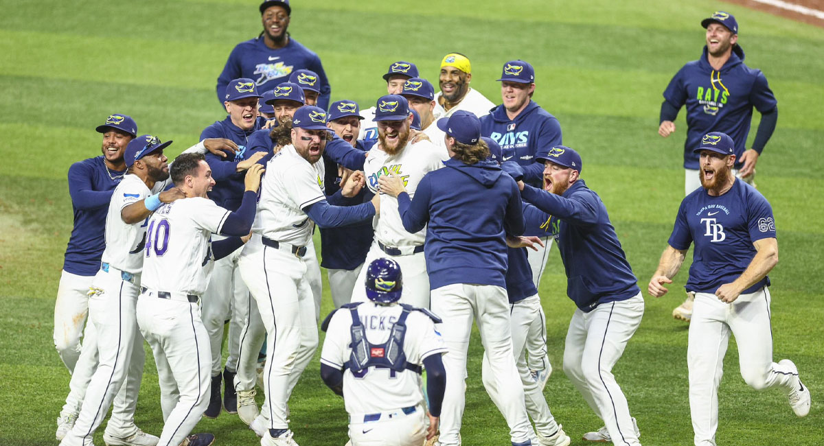 Los jugadores de Tampa Bay se lanzan al festejo después de conseguir su boleto a la Serie Mundial