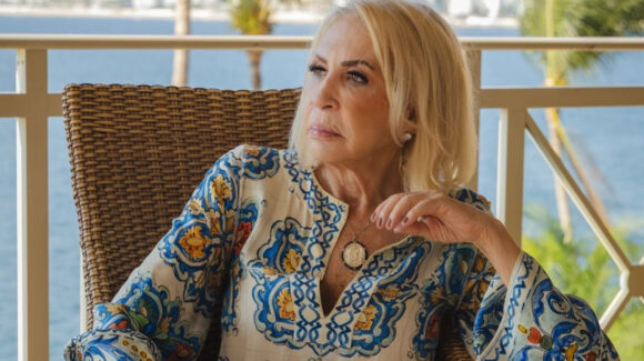¿Laura Bozzo al borde de la muerte? Reportan a la conductora grave, intubada y con shock séptico