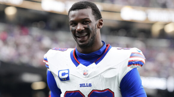 NFL suspende un juego a Sam Franklin Jr. de Bills por presuntamente escupir a un rival de Raiders