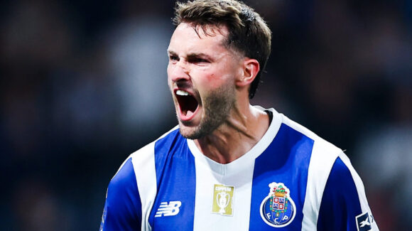 Santiago Giménez anota en su primera titularidad con el Porto; los Dragones avanzan a la semifinal de la Copa