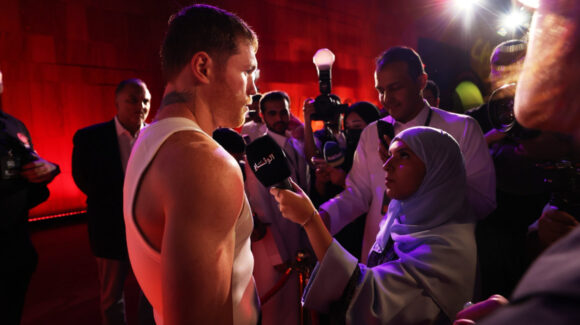 ‘Canelo’ mantiene su pelea ante Mbilli pese a la tensión en Arabia: “Haré lo que sea para ganar el título”