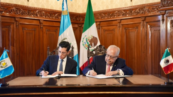Se reúne el canciller Velasco con el ministro Carlos Ramiro Martínez en territorio guatemalteco
