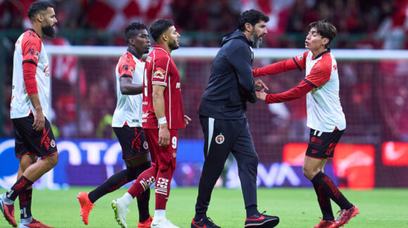‘Loco’ Abreu pierde la cabeza en el Xolos de Tijuana vs Toluca; podría ser suspendido en el Apertura 2026