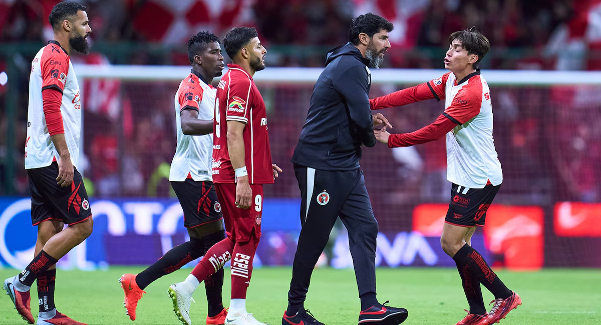 Sebastián Abreu perdió la cabeza y fue expulsado en el Xolos vs Diablos tras invadir la cancha con el partido en marcha