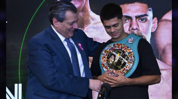 El CMB entrega al sonorense Sergio Mendoza su histórico campeonato mundial mosca